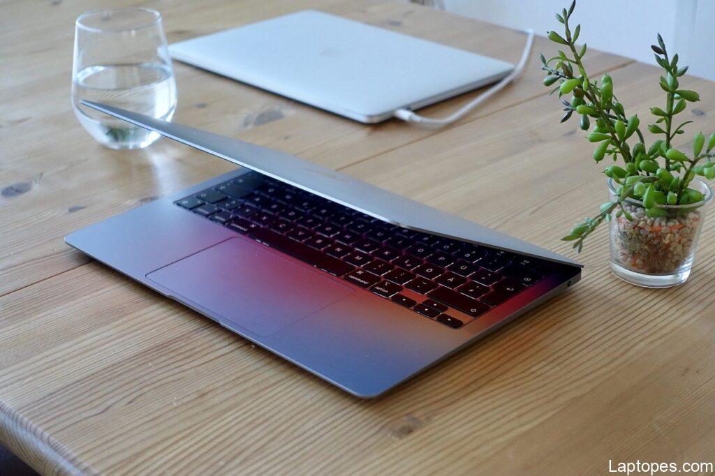 IS IT WORTH BUYING MACBOOK PRO 2019 IN 2022 Macbook 2019 vs 2020 review